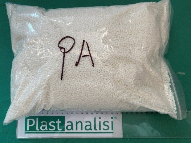Batch of polyamide granules for riot gear